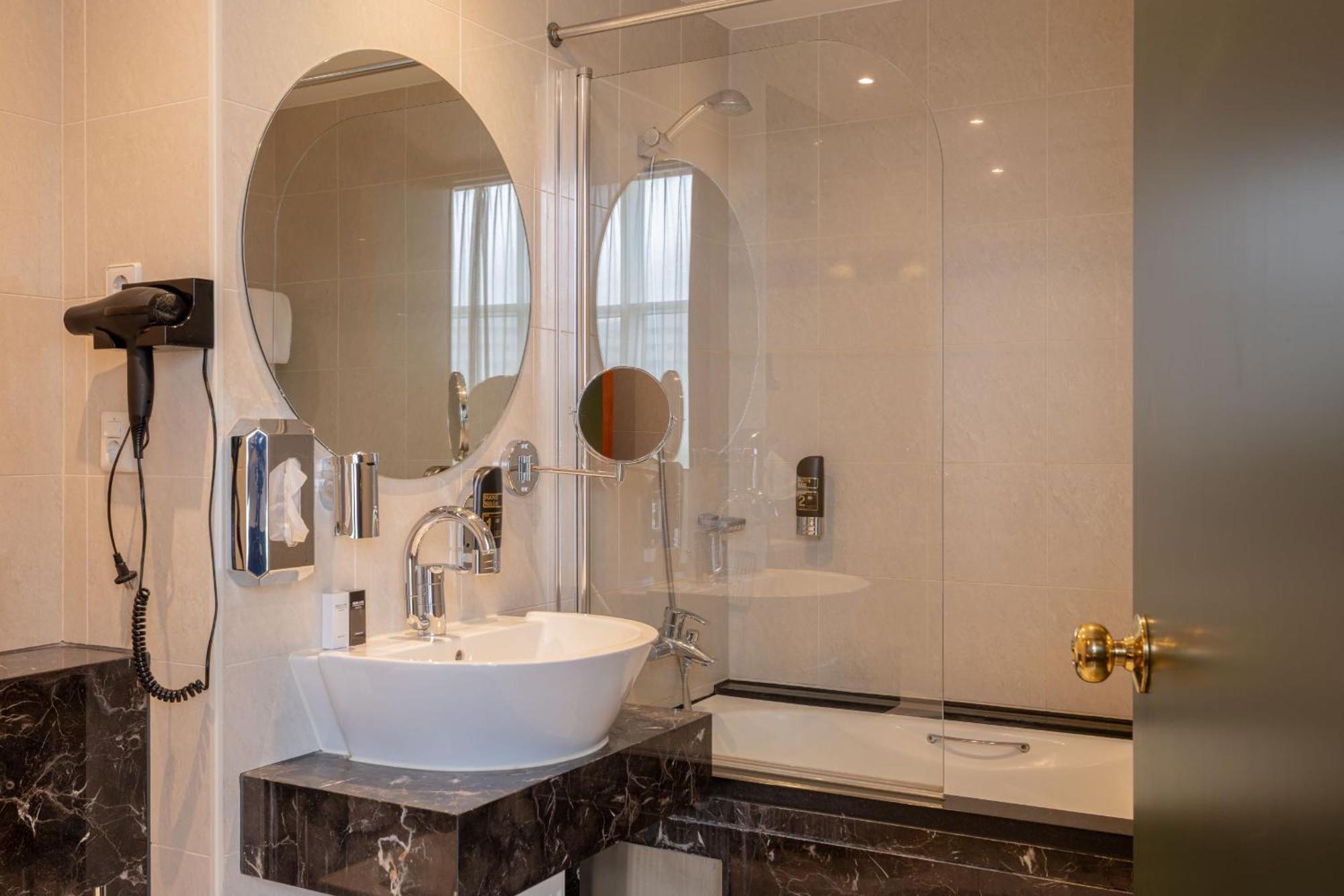 Shanghai Holland Hotel 4*